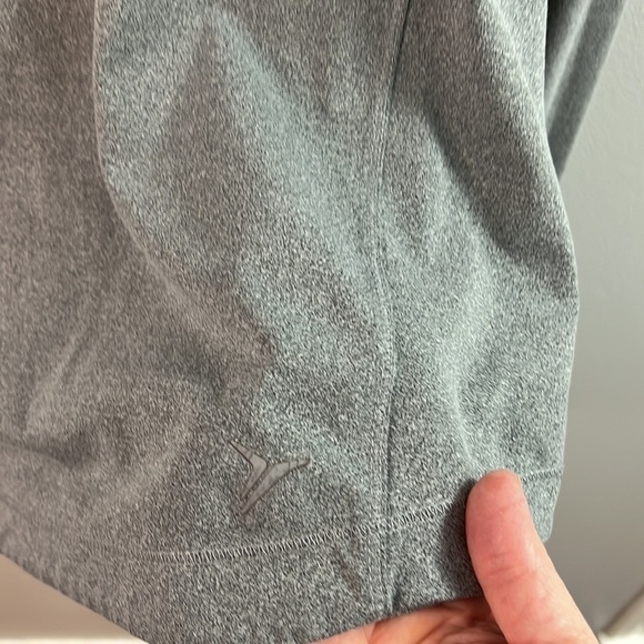 Old navy active semi fitted long sleeve top size small, running - Picture 2 of 8